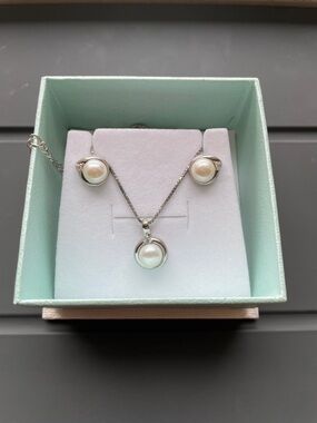 Pearl Pendant Necklace and Stud Earrings Set - Silver and White